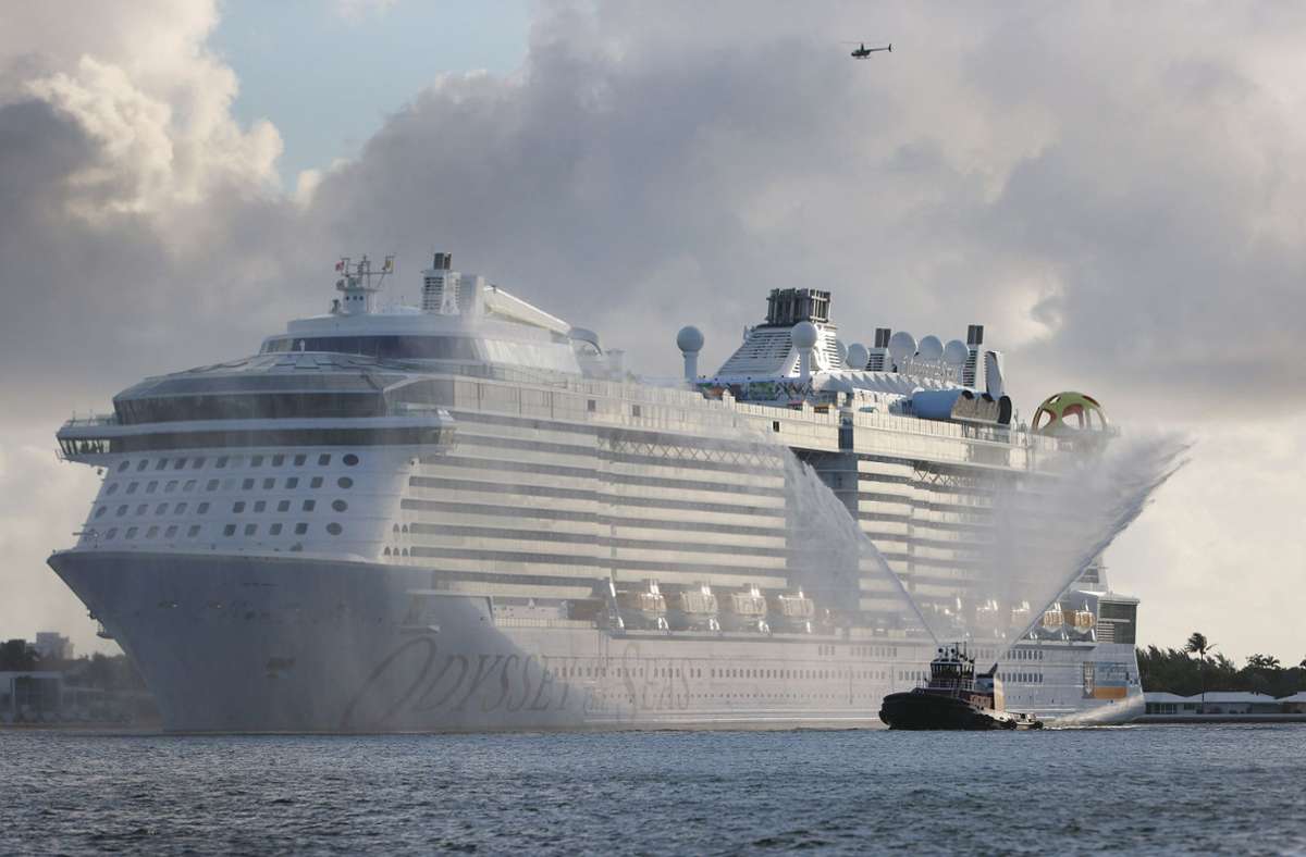 Auf dem Kreuzfahrtschiff „Odyssey of the Seas“ sind 55 Personen positiv auf Corona getestet worden (Archivbild). Foto: AFP/JOE RAEDLE