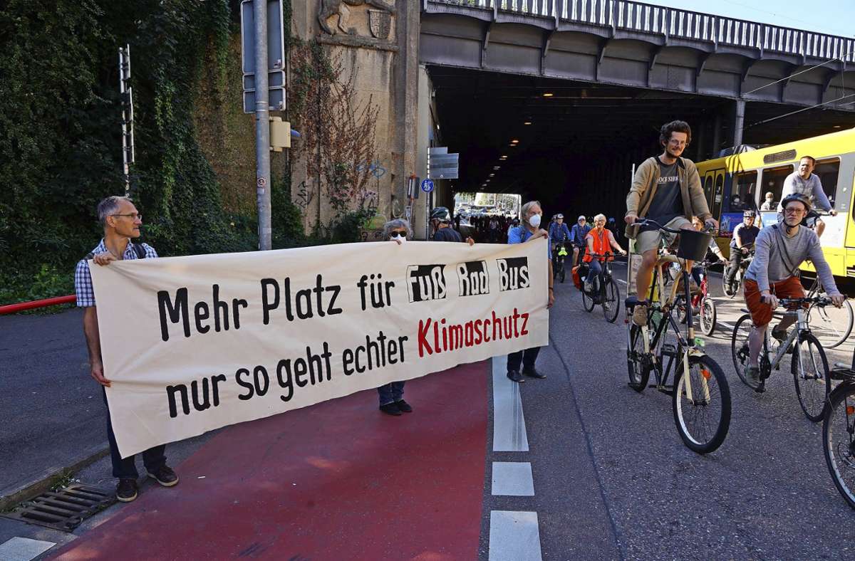 Unter anderem wurde am geteilten Rad- und Gehweg demonstriert. Die Forderung: Eine eigene Umweltspur für Radfahrer. Foto: Andreas Rosar