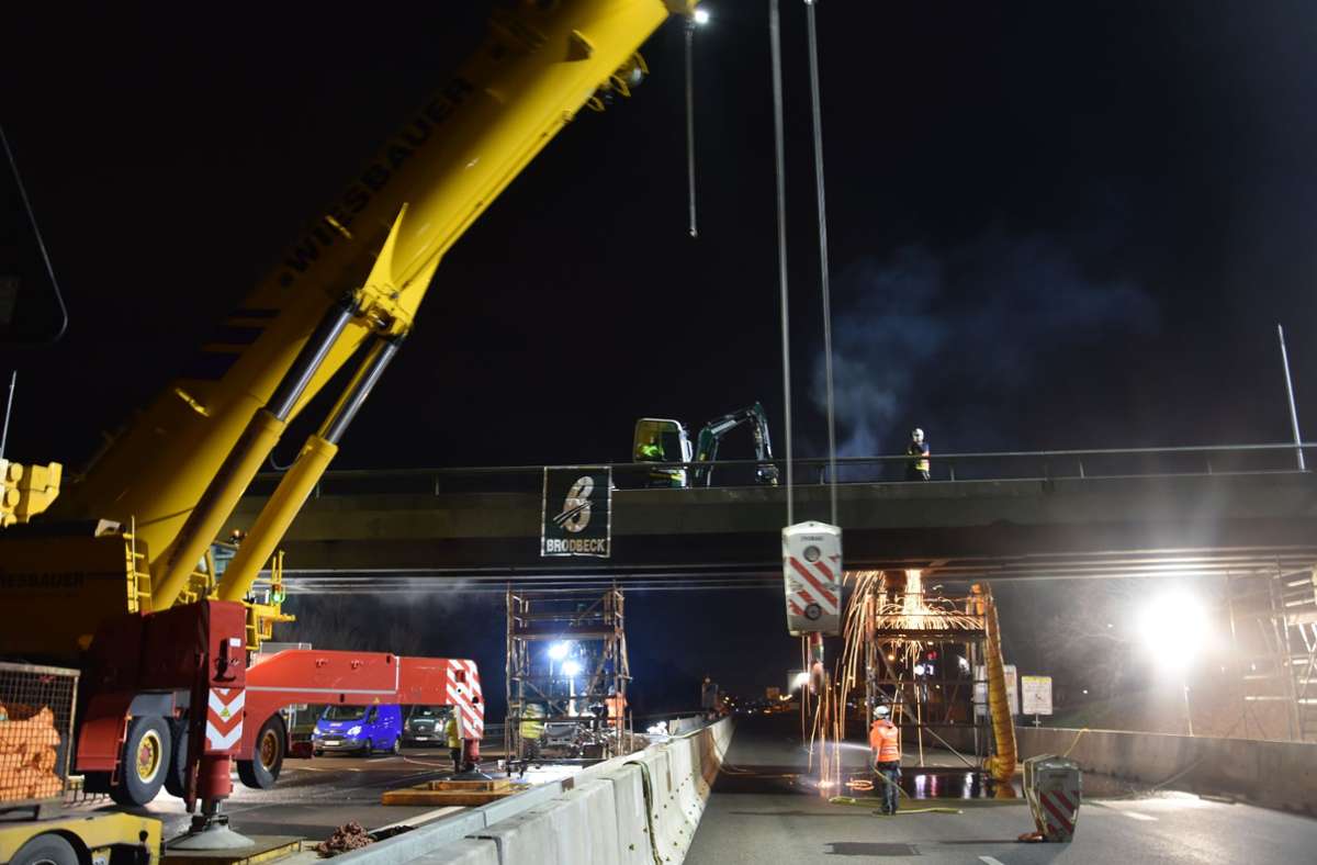 Abriss der B-10-Brücke in Hedelfingen: 3.17Uhr - Vorbereitung auf den Aushub der Autokran steht bereit.