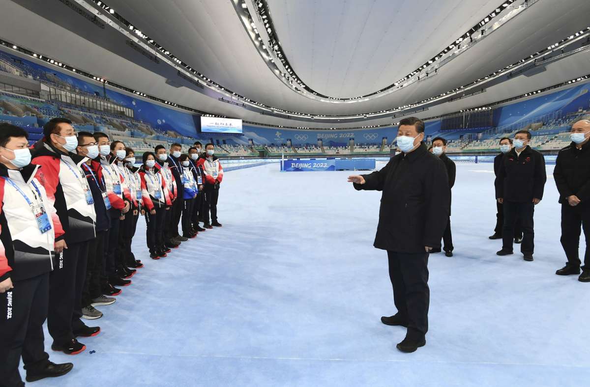 Der chinesische Präsident Xi Jinping besichtigt das nationale Eisschnelllauf-Oval.