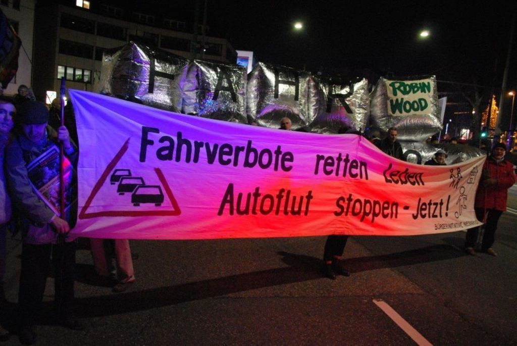 11.01.2018 Demonstranten ziehen wegen der  Feinstaubbelastung in Stuttgart auf die Straße
