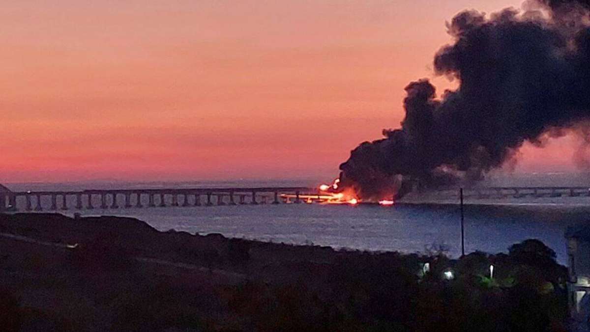 Krieg in Osteuropa: Massive Schäden nach Explosion und Feuer auf Krim-Brücke