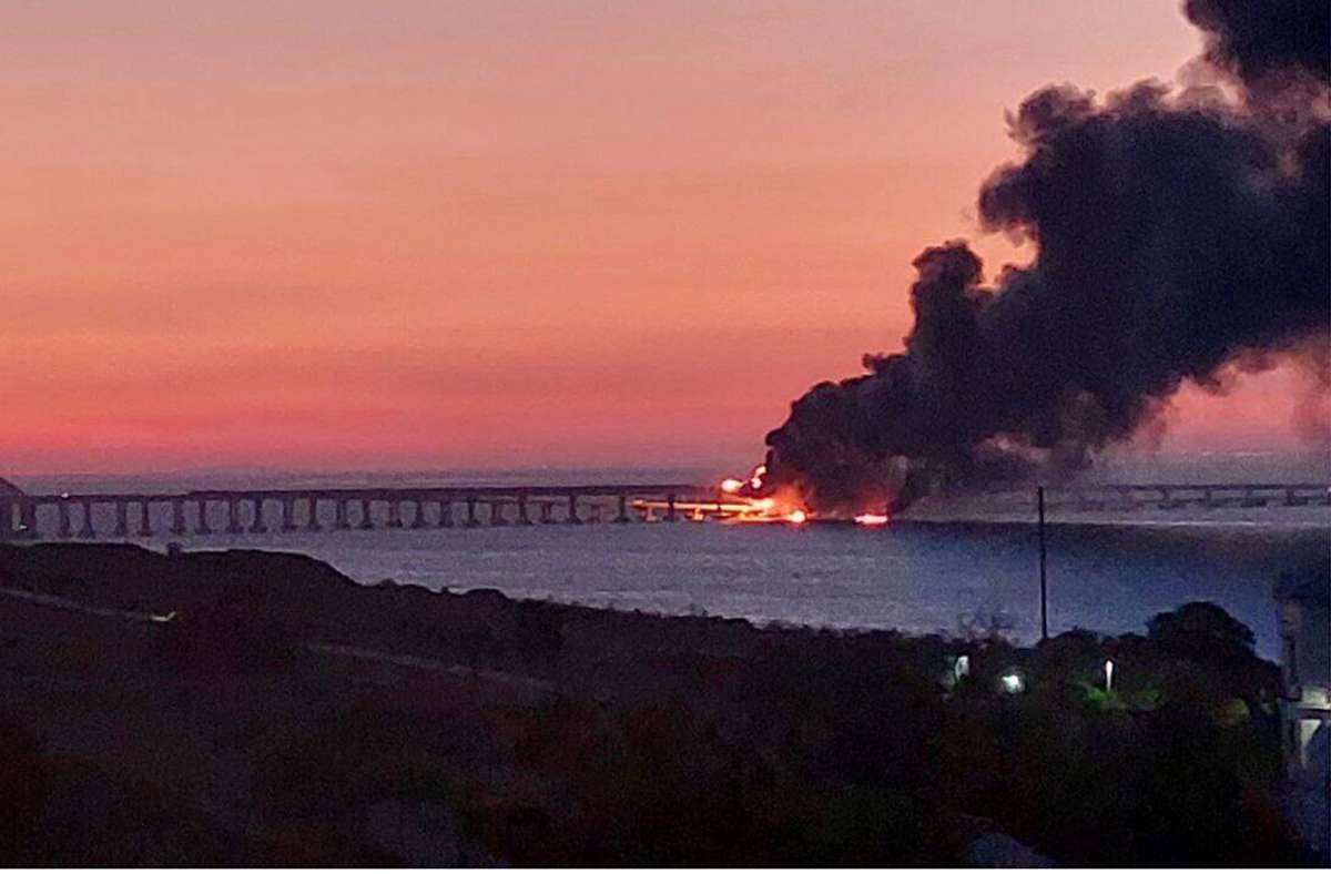 Krieg in Osteuropa: Massive Schäden nach Explosion und Feuer auf Krim-Brücke