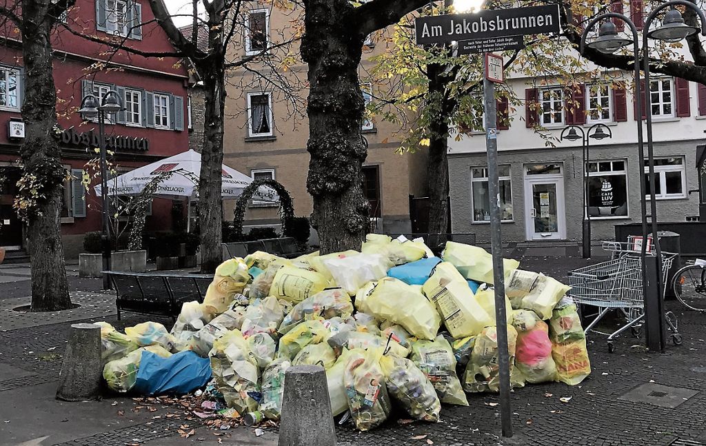 BAD CANNSTATT: Bürger stellen den Verpackungsmüll bereits etliche Tage vor dem Abholtermin vor die Haustür: Immer wieder Ärger über Gelbe Säcke