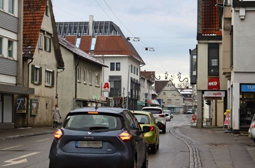 Jeden Tag quälen sich viele Autos durch die  Straßen der Filderstädter Stadtteile. Wie ist die Verkehrswende zu schaffen? Foto: Caroline Holowiecki