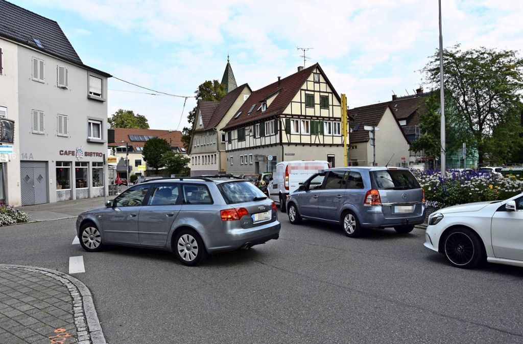 Lange Autokolonnen in der Amstetter Straße – Kurze Ampelphase am Hedelfinger Platz: Dauerstau in Hedelfingen