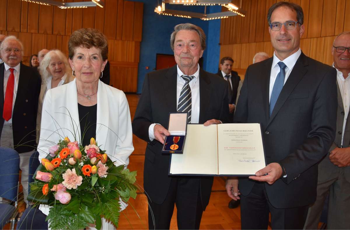 Bürgermeister Clemens Maier (rechts) verleiht Rolf Glemser im Beisein dessen Frau Elfi Weiss die Bundesverdienstmedaille. Foto:  