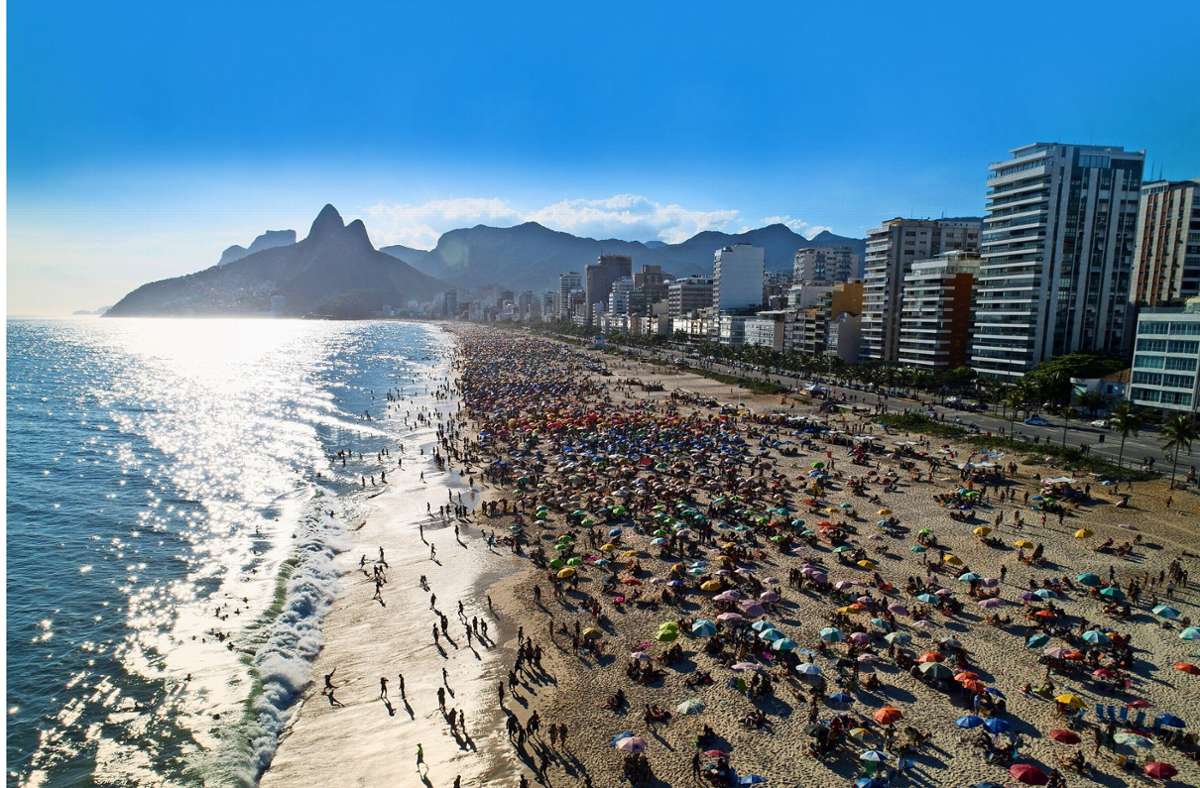 Corona-Mutation in Brasilien: Zwischen Strandleben  und Apokalypse