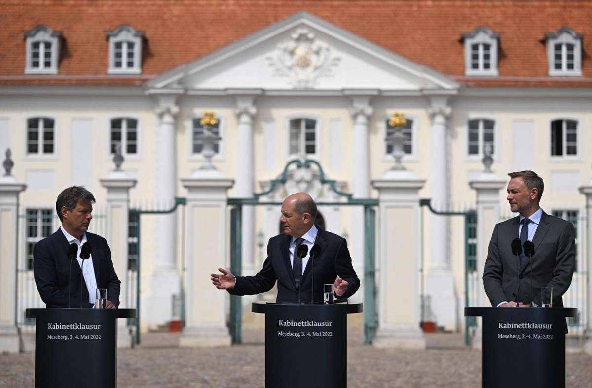 „Eine vollständig geschlossene Regierung“ – Robert Habeck, Olaf Scholz und Christian Lindner demonstrieren vor barocker Kulisse Einigkeit Foto: AFP/John MacDougall