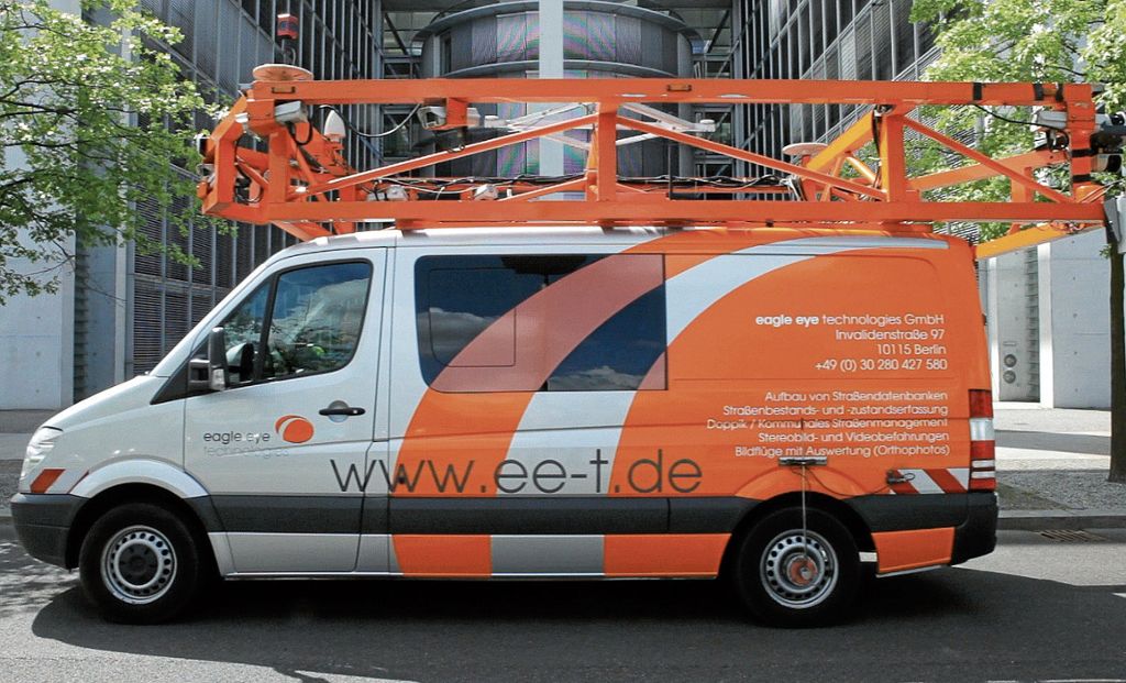 Im Auftrag der Stadt Fellbach wird mit Hilfe eines speziellen Fahrzeugs der Straßenzustand erfasst: Mit mobilen Adleraugen unterwegs