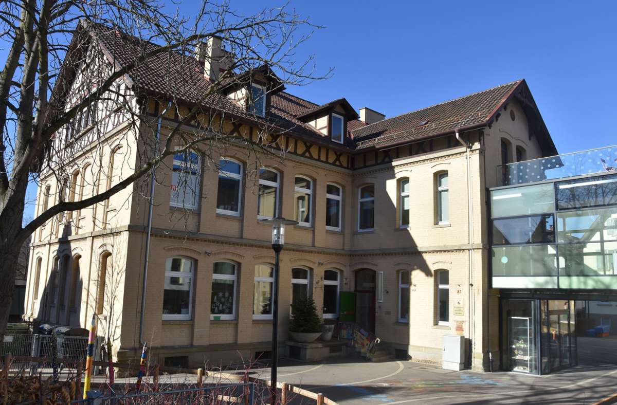 Die Wilhelmsschule Untertürkheim soll seit zehn Jahren saniert werden. Jetzt wurde der Termin wieder verschoben. Foto: Mathias Kuhn
