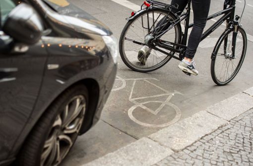 Radwege werden zuweilen als Parkplätze zweckentfremdet. Foto: dpa/Alexander Heinl