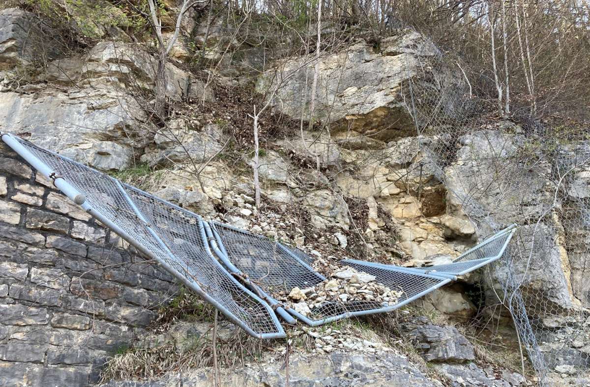 Diese  bröckelige Felswand an der Autobahn muss wieder stabilisiert werden. Foto: dpa/---