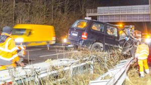 Lastwagen schiebt Auto bei A8-Unfall auf die Leitplanke