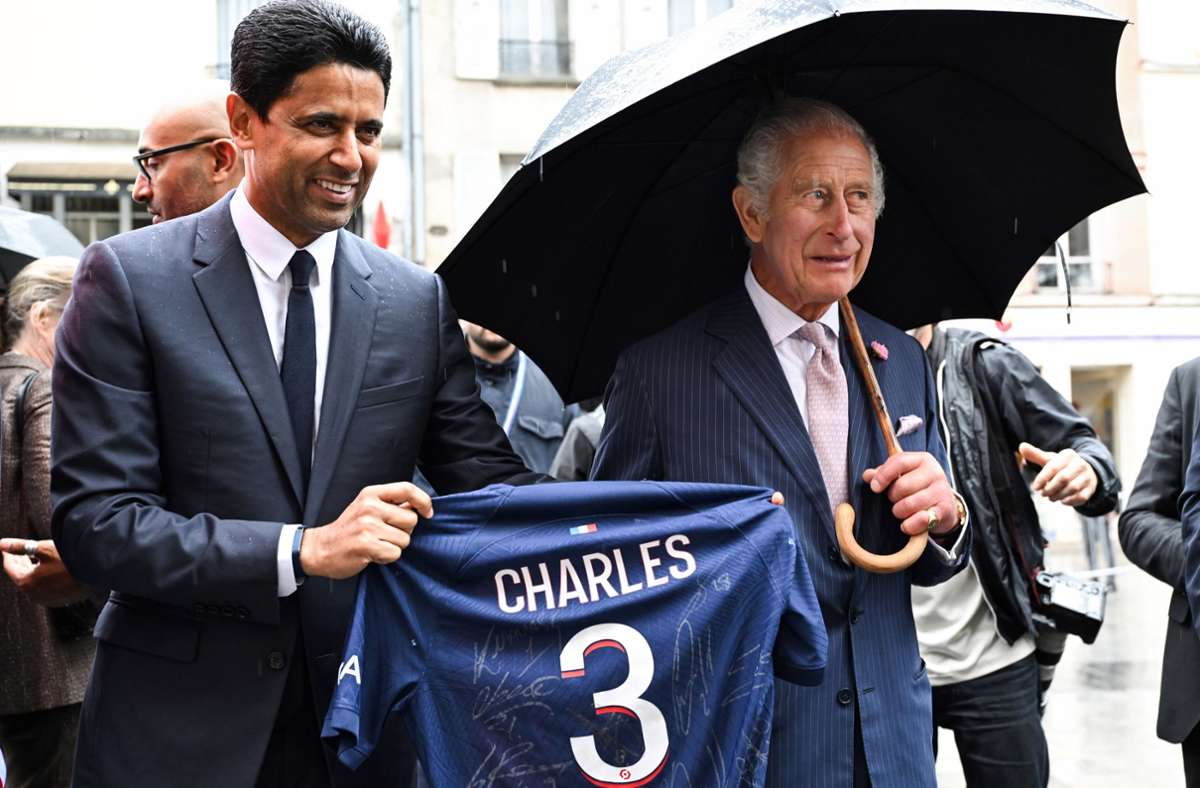Staatsbesuch in Frankreich: König Charles III. bekommt Paris-Trikot überreicht