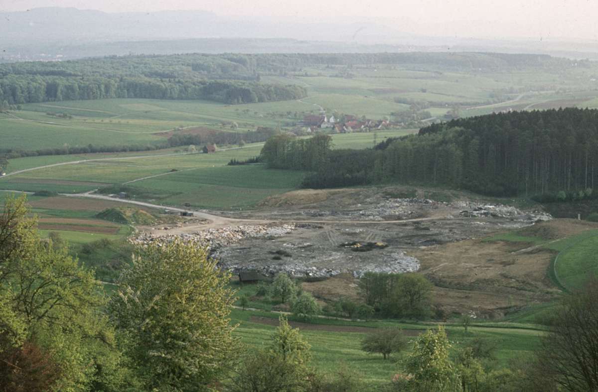 Das Luftbild aus dem Stadtarchiv Göppingen zeigt den Müllplatz zwischen Lerchenberg und Hohrein im Jahr 1972. Damals wurde der gesamte Göppinger Abfall hier wahllos in die Talsenke gekippt. Foto: /Stadtarchiv Göppingen