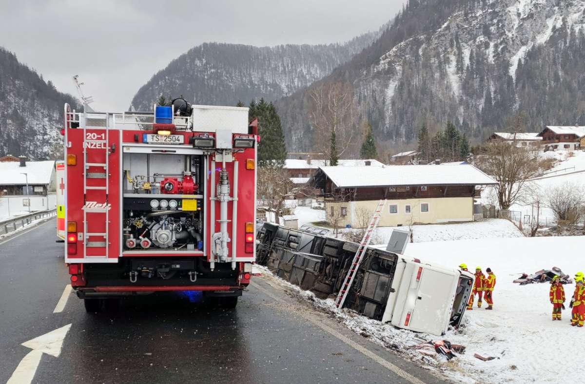 Schwerer Busunfall mit Skiurlaubern in Bayern: Busfahrer stand unter Kokain