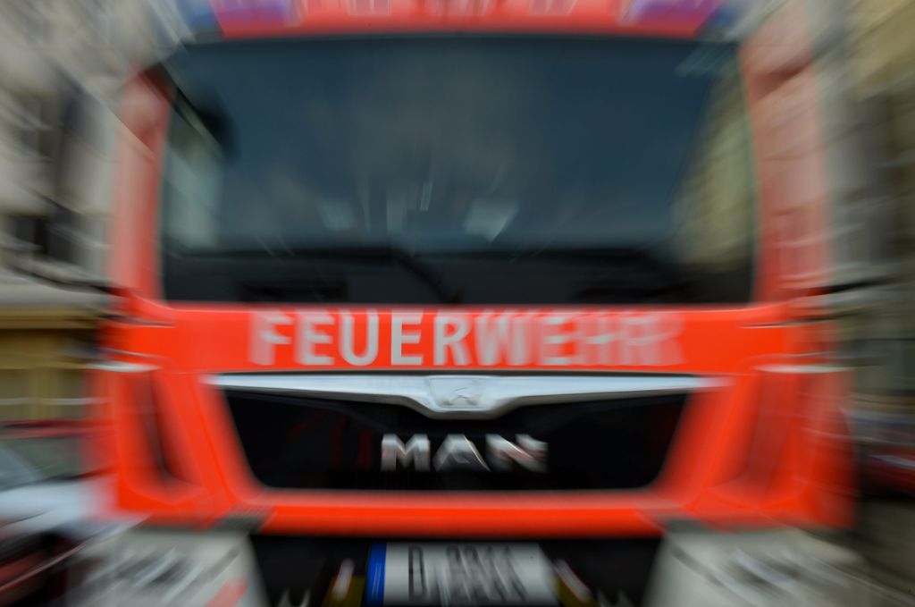 Die Polizei geht von mehreren Tausend Euro Schaden aus: Gartenhaus brennt - Rettungsdienst muss Einsatzkräfte behandeln