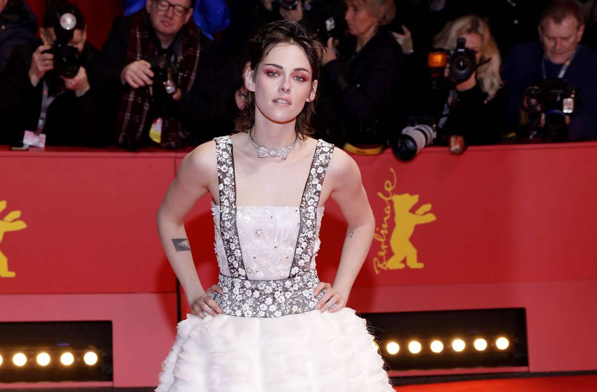 Bei der Eröffnungszeremonie der Berlinale zeigt sich Kirsten Stewart in einem Kleid von Chanel.