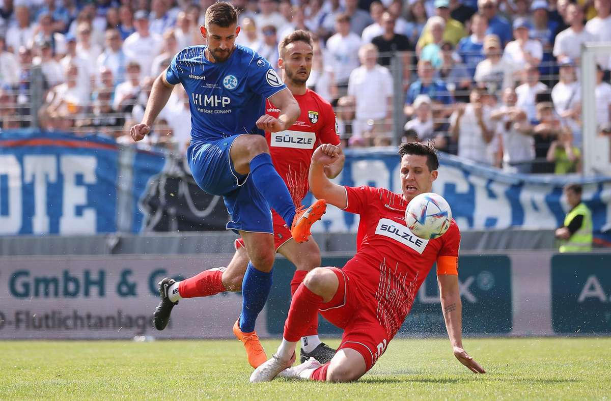 David Braig (li.) gegen Matthias Schmitz im WFV-Pokal-Finale – das Duell Stuttgarter Kickers gegen TSG Balingen gibt es in der neuen Saison in der Regionalliga.