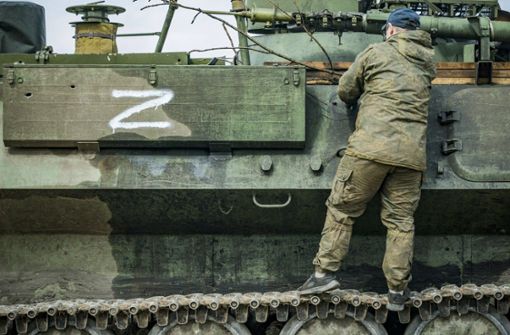 Auf Panzern und der Russen ist  häufig ein weißes „Z“ zu sehen (Archivbild). Foto: IMAGO/NurPhoto/IMAGO/Celestino Arce