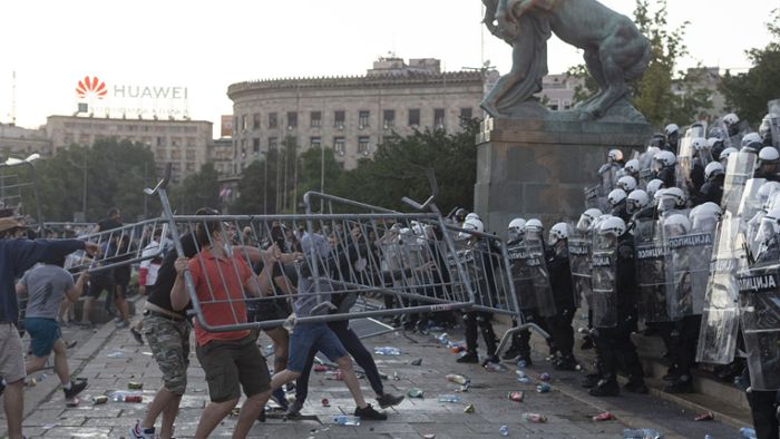 Polizei setzt Tränengas und Knüppel gegen Corona-Demonstranten ein