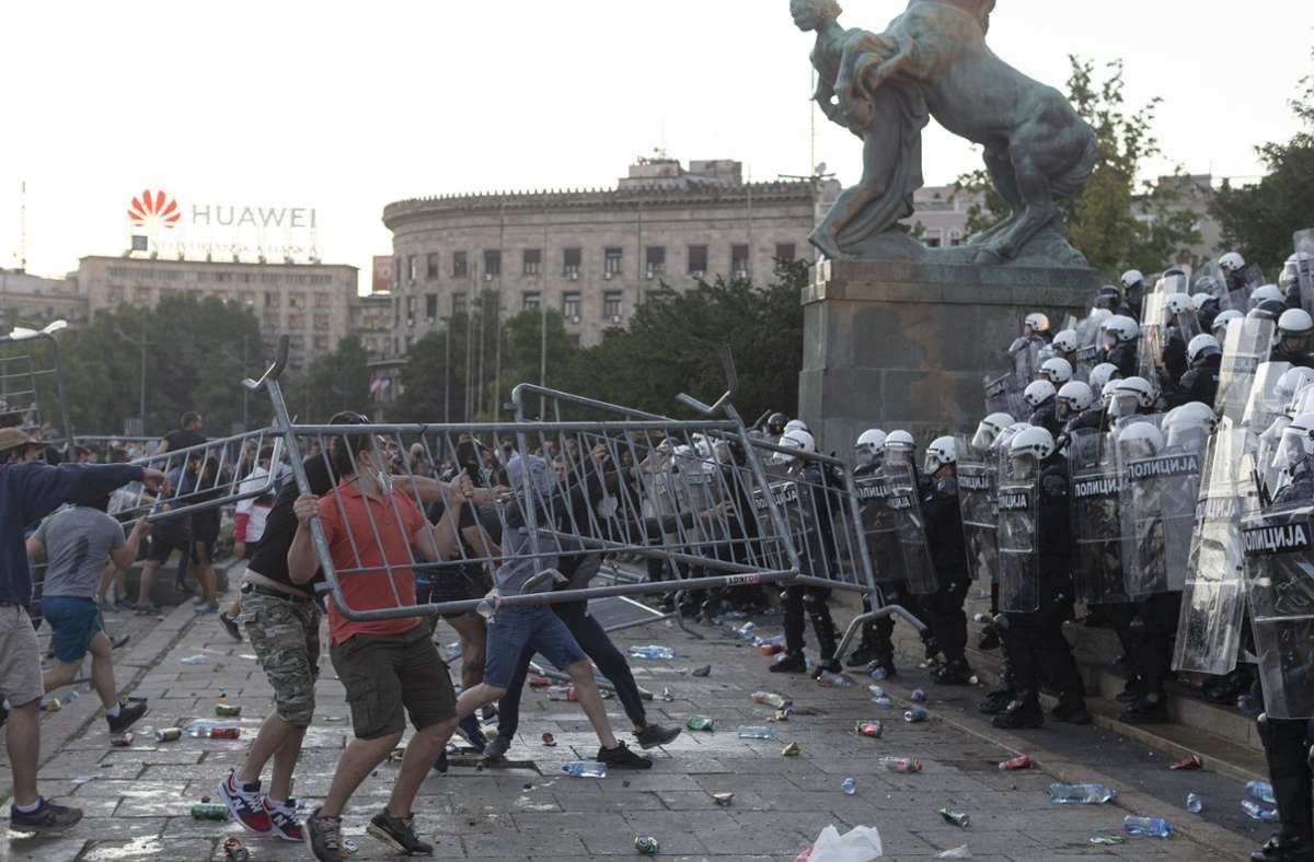 Eskalation in Serbien: Polizei setzt Tränengas und Knüppel gegen Corona-Demonstranten ein