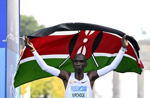 Der Kenianer legte am Sonntag die 42,195 Kilometer in 2:01:09 Stunden zurück. Foto: AFP/TOBIAS SCHWARZ