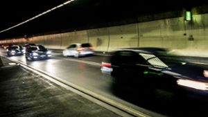 Autofahrer prallt gegen Tunnelwand