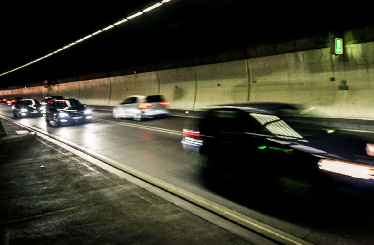 Unfall in Stuttgart: Autofahrer prallt gegen Tunnelwand