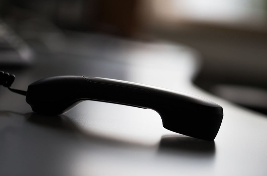 Über das Telefon kontaktieren viele Betrüger ihre Opfer. (Symbolbilder) Foto: dpa/Rolf Vennenbernd