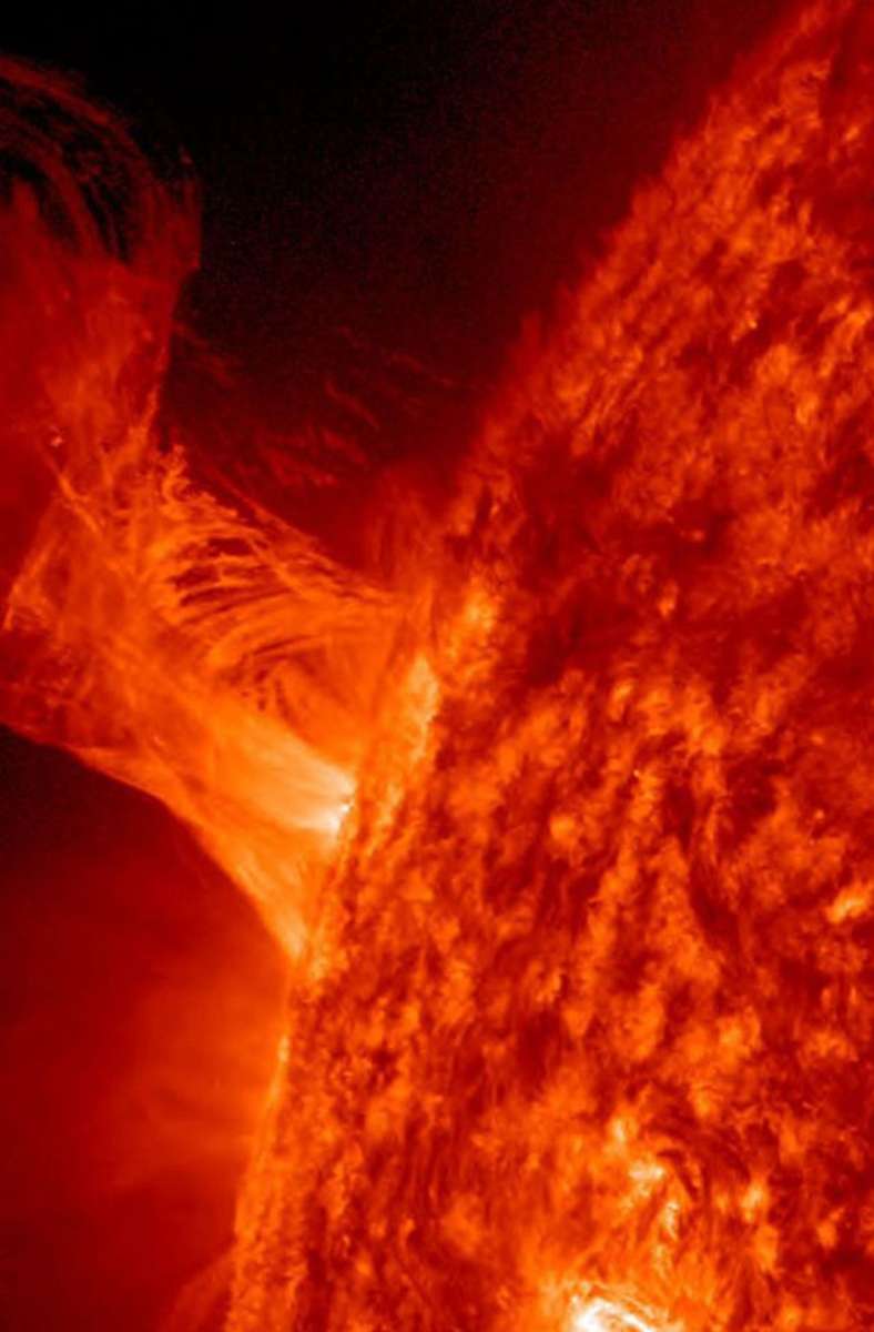Die Sonne  ist eine unberechenbare glühende Gaskugel. Auf dem Riesenstern herrschen Unwetter, die aus Sonnenstürmen und Protonenschauern bestehen.