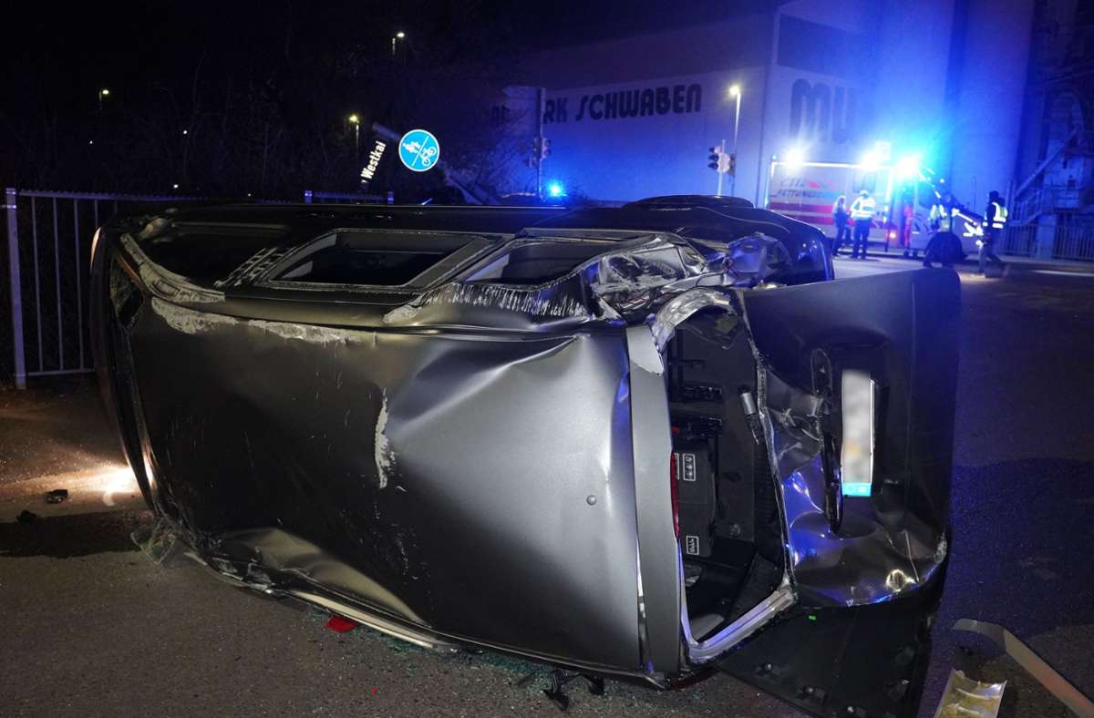 Unfall in Stuttgart-Wangen: Autos kollidieren – fünf Menschen verletzt