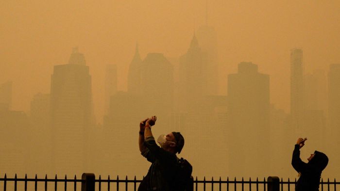 New York City versinkt in gelbem Rauch