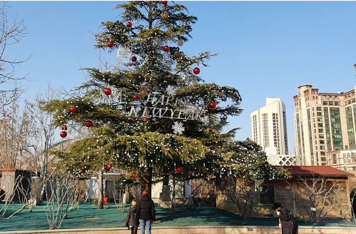 Weihnachtsbaum unweit des  Einkaufszentrums Solana Mall am Liangma River in Peking.