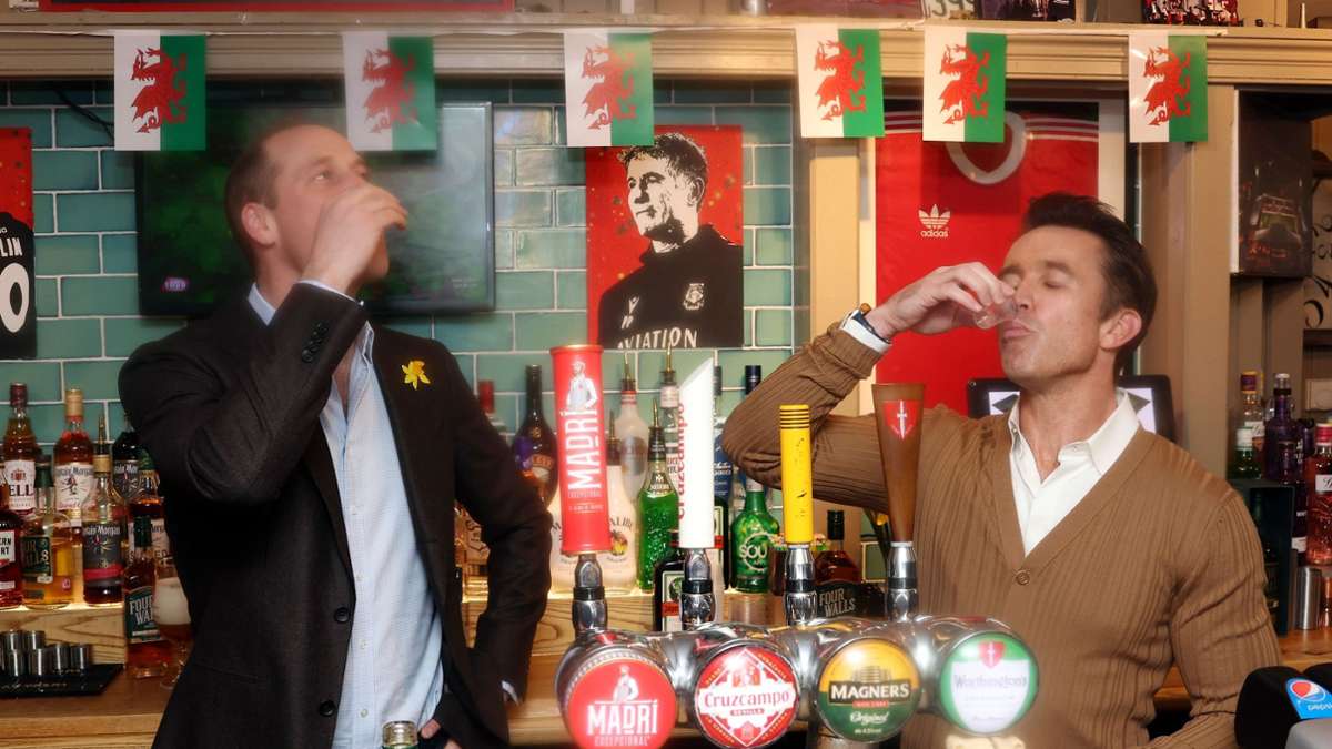 Der britische Prinz William (l) mit Rob McElhenney, dem Co-Eigentümer des Viertligisten AFC Wrexham, im The Turf Pub.