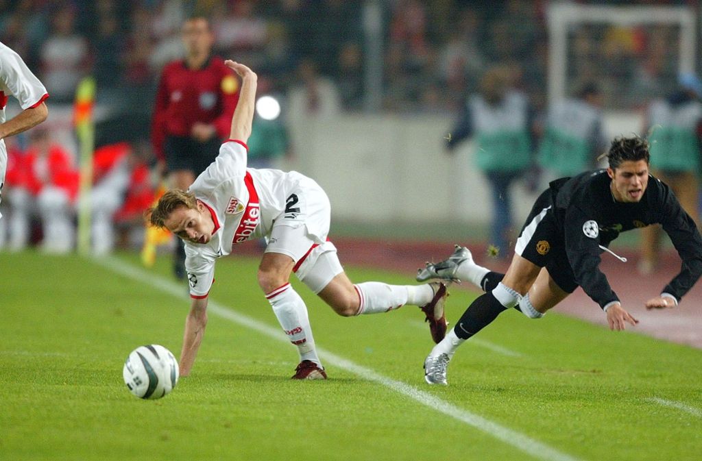 Andreas Hinkel (links) vom VfB Stuttgart im Duell mit Cristiano Ronaldo