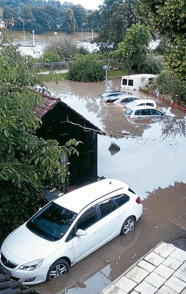 Entlang des Neckarufers nach dem Hofener Wehr brach das Neckarwasser am Samstag herein. Dabei wurden nicht nur Häuser überschwemmt, auch Autos überflutet. Die Opfer brauchen dringend finanzielle Hilfe. Foto: Münter