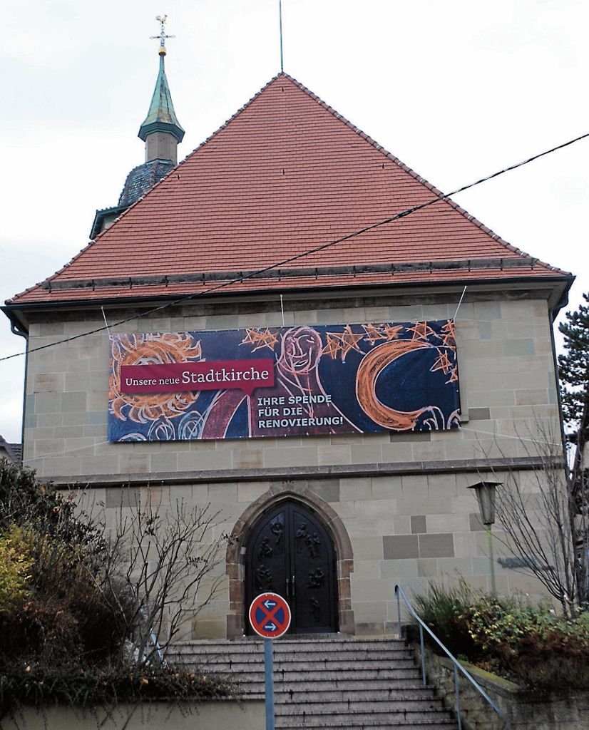 Das große Plakat an der Eingangsseite der Untertürkheimer Stadtkirche ruft zur Spendenaktion für die Sanierung des Wahrzeichens auf.