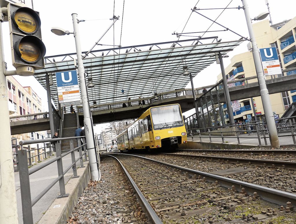 Für 1,5 Millionen Euro wird die Haltestelle Wilhelmsplatz umgebaut. Da künftig 80 Meter lange Stadtbahnen halten sollen, wird der Bahnsteig verlängert.   Fotos: Nagel