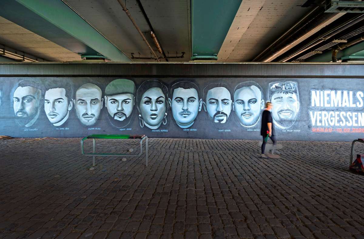 Ein Gemälde eines Künstlerkollektivs  unter der Frankfurter Friedensbrücke zeigt die Porträts der neun Opfer der Anschläge in Hanau Foto: dpa/Andreas Arnold