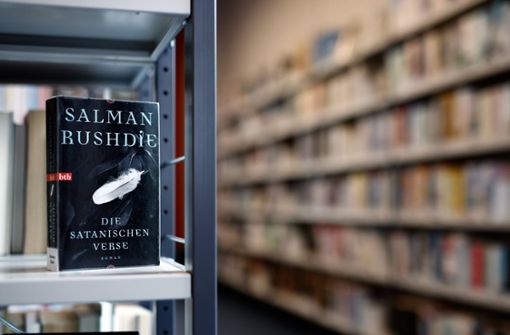 In Bibliotheken und Buchhandlungen wieder sehr gefragt: Salman Rushdies Buch „Die satanischen Verse“ Foto: dpa/Carsten Koall