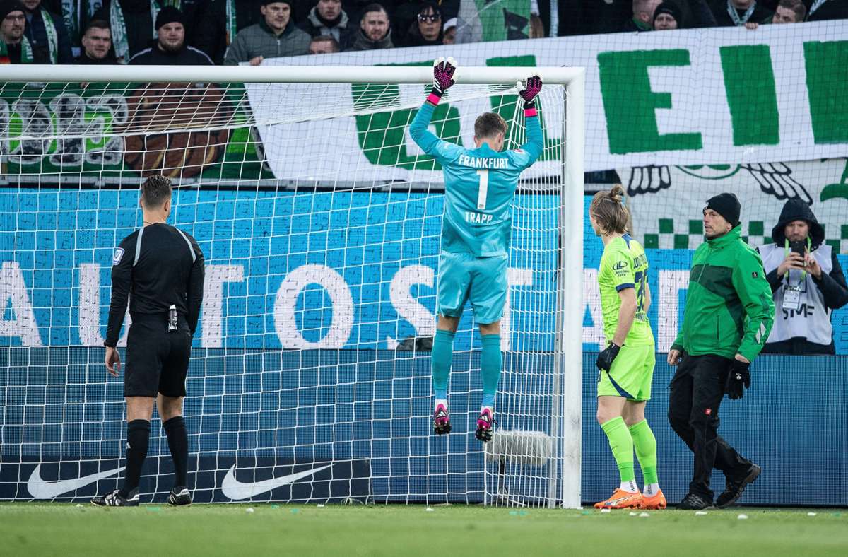Kurioses aus der Bundesliga: Schiefes Tor: Frankfurt-Spiel kurz unterbrochen