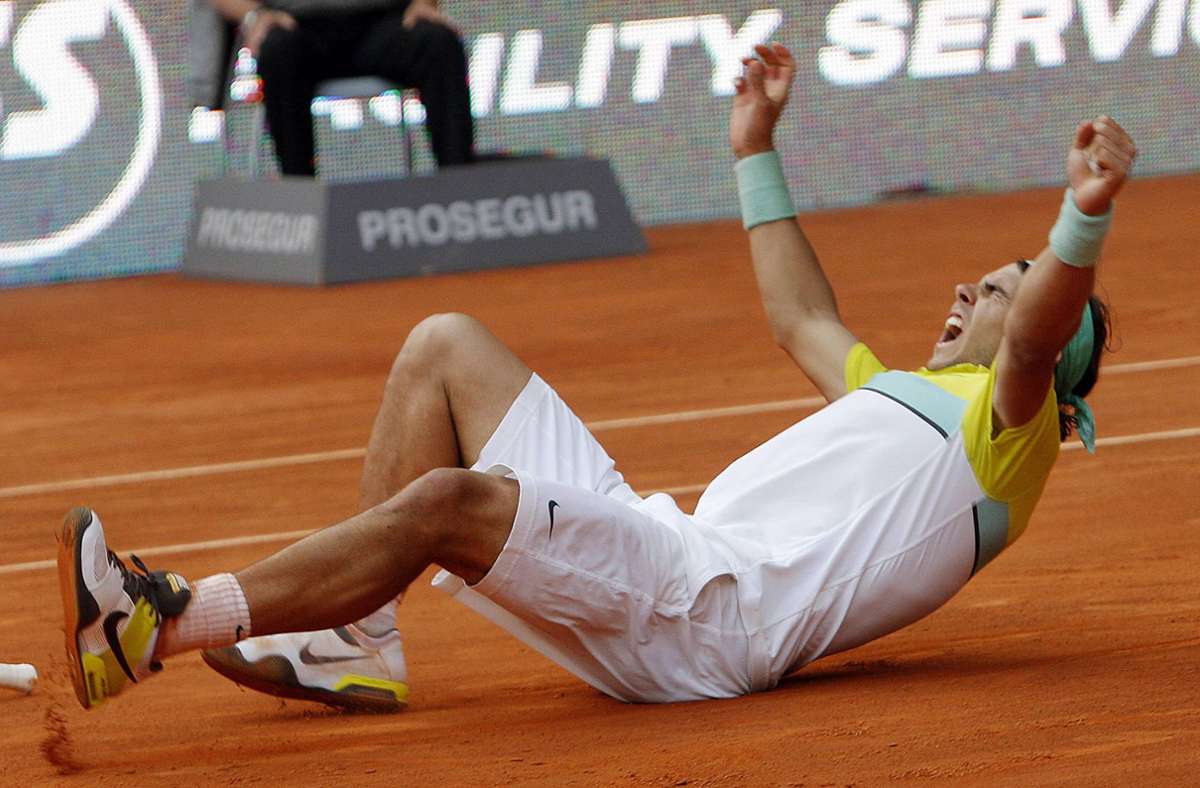 Halbfinale  Madrid Open 2009: Rafael Nadal zementiert den Nimbus, nahezu  unbesiegbar auf Sandplätzen zu sein.  Vier Stunden dauert das Match, drei Matchbälle kann Novak Djokovic nicht nutzen,  Nadal jubelt und bezeichnet den Erfolg  als einen der größten Siege  seiner Karriere.