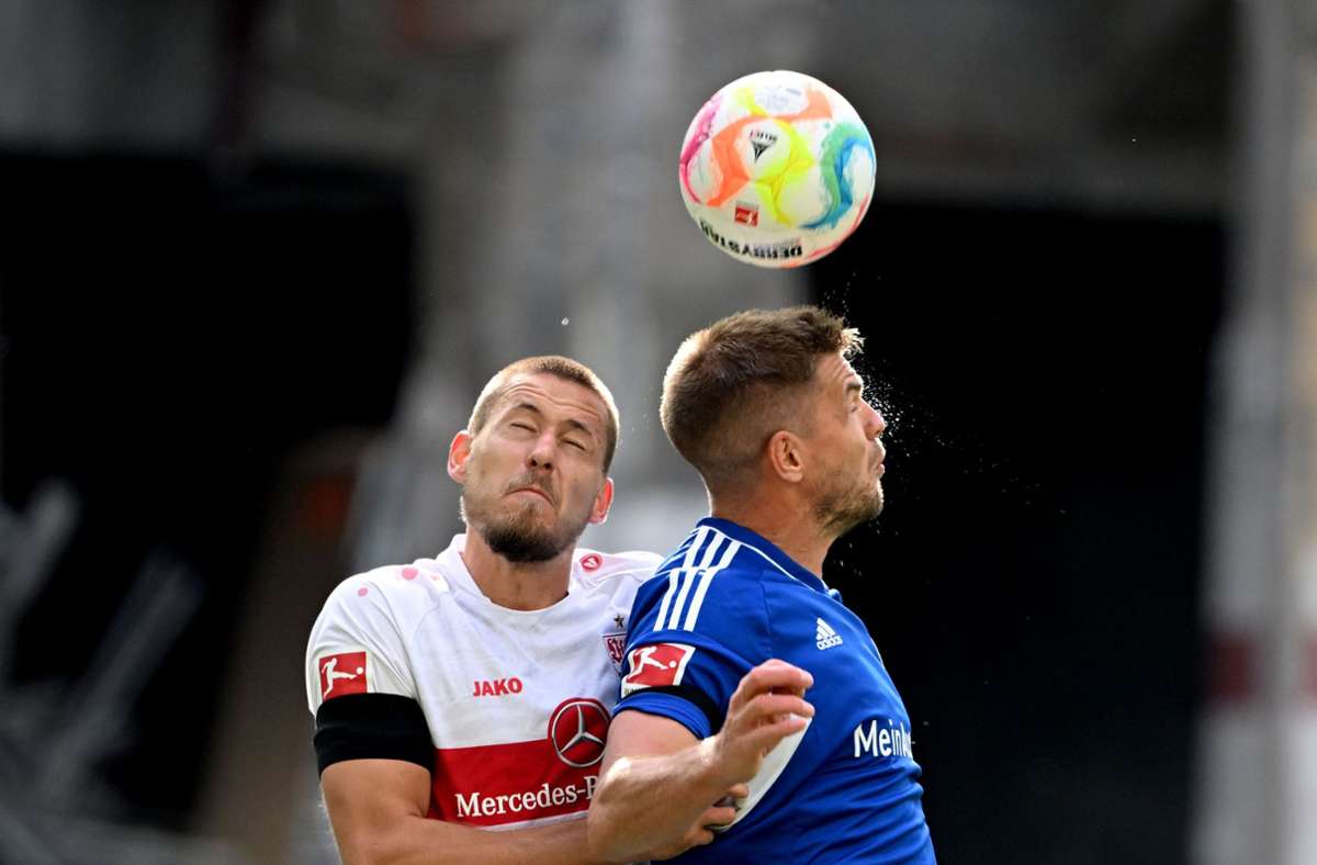 Waldemar Anton (links) im Zweikampf mit Simon Terodde: Der VfB Stuttgart spielt unentschieden gegen den FC Schalke 04.