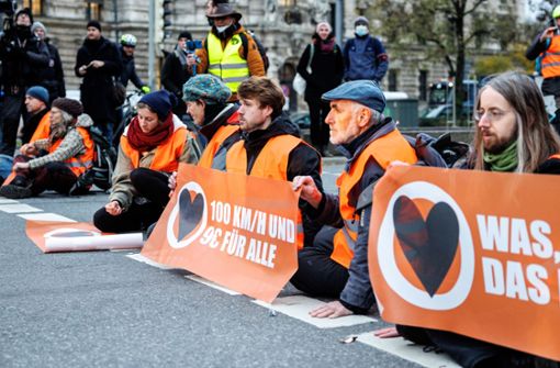 In München und Berlin haben erneut Klimaaktivisten für Straßensperrungen gesorgt. Foto: dpa/Matthias Balk