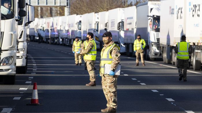 Lastwagen-Stau in Kent löst sich langsam auf - mehr als 15 000 Tests