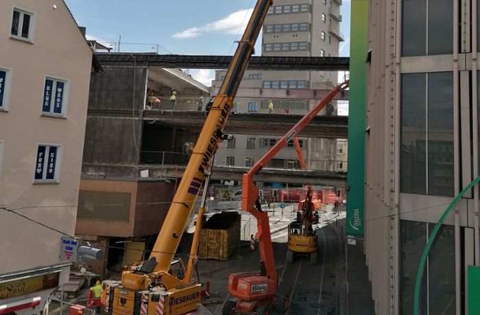 Abriss des Kaufhof-Anbaus in Stuttgart: Verbindungssteg über der Steinstraße wird demontiert