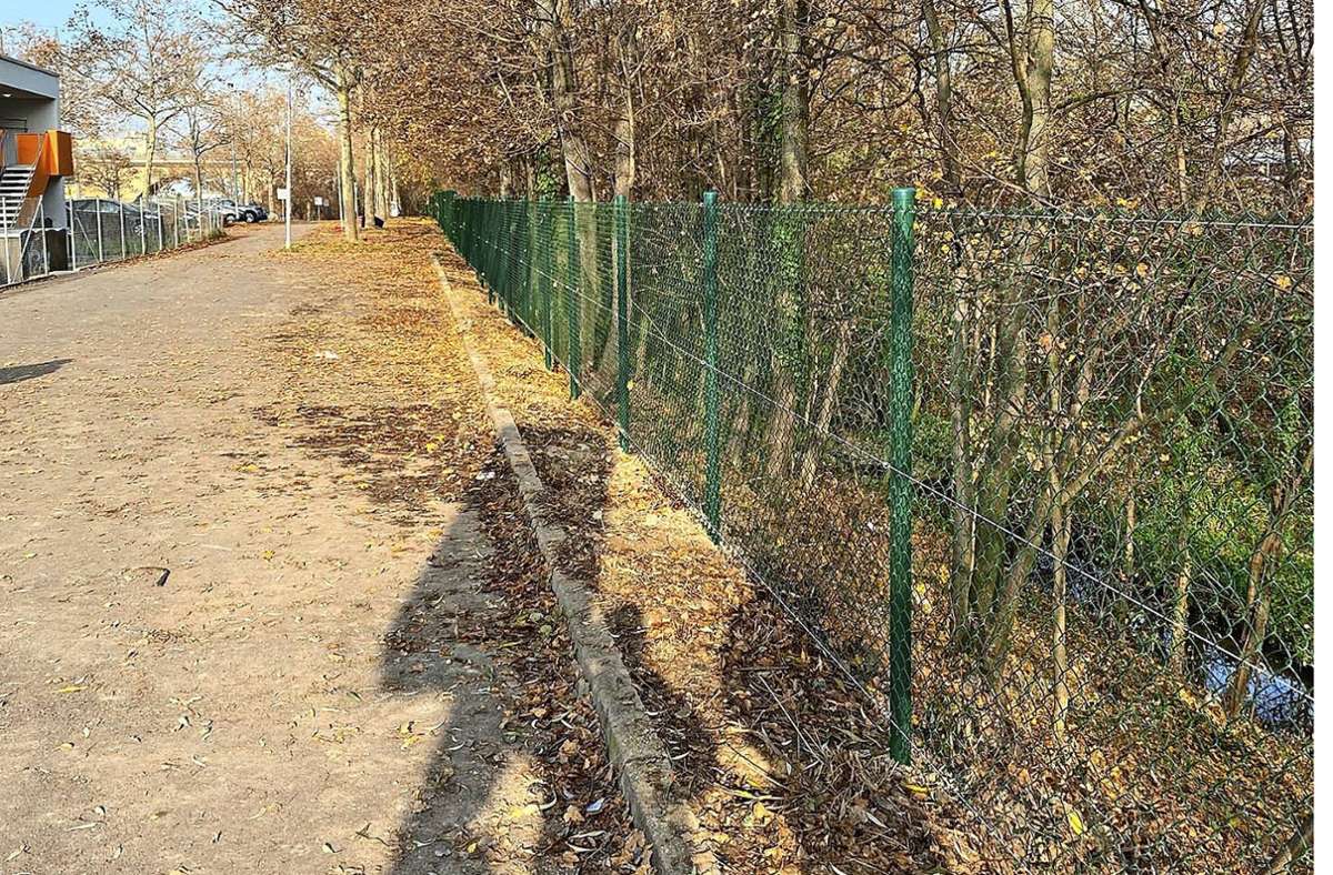 Zaun gegen Müll in Obertürkheim: Zaun verhindert Vermüllung