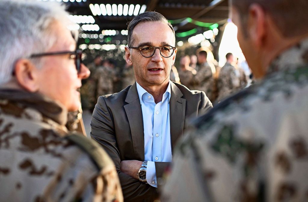 Außenminister Heiko Maas (SPD) spricht auf der Luftwaffenbasis Al-Asrak mit deutschen Soldatinnen und Soldaten. Foto: dpa/Bernd von Jutrczenka